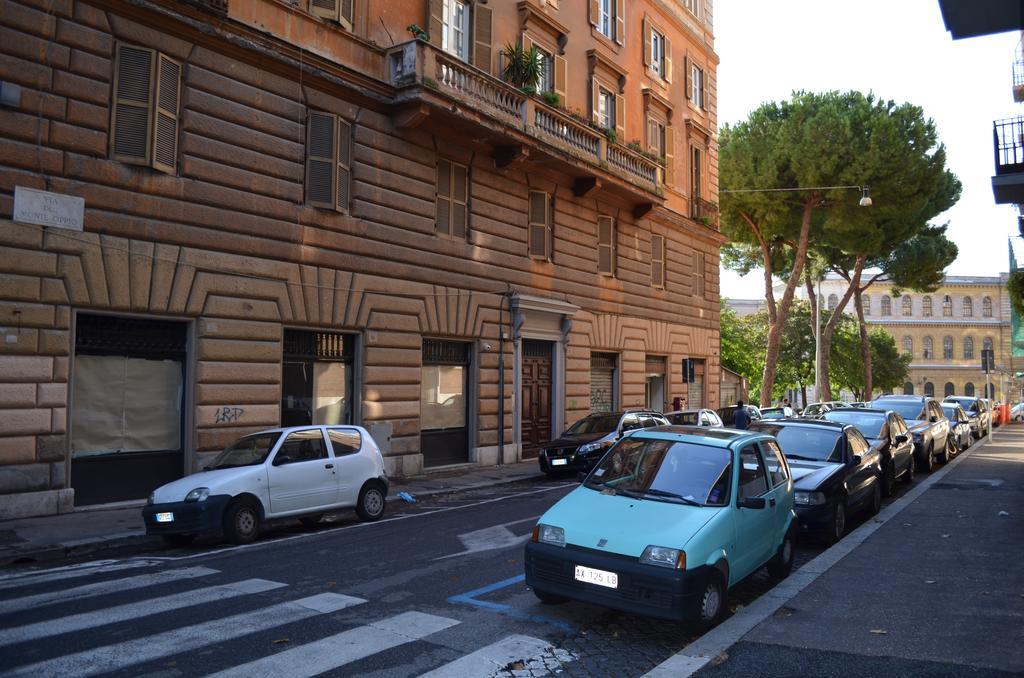 Domus Chiara Al Colosseo ローマ エクステリア 写真